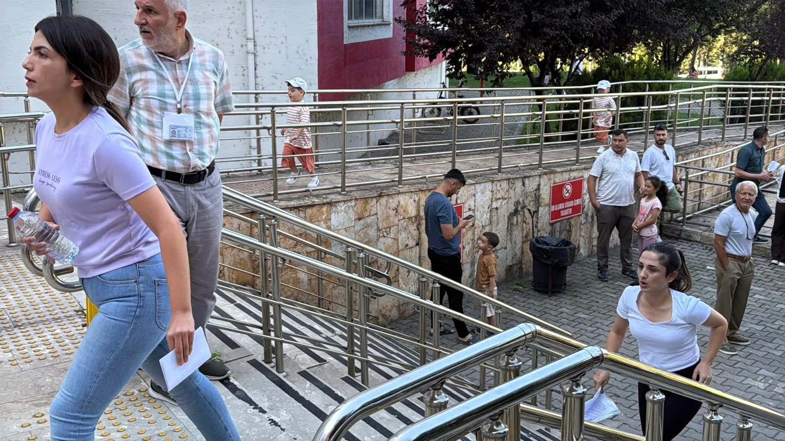 Sınav salonunda nefes kesen anlar: Kapılar kapandıktan sonra gelenler büyük üzüntü yaşadı