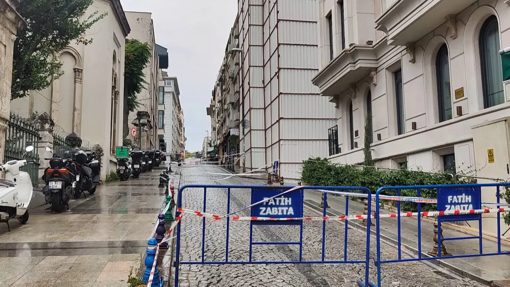 Sultanahmet'te korkutan çöküş: Yıkım bekleyen otelin çatısı araçların üzerine indi