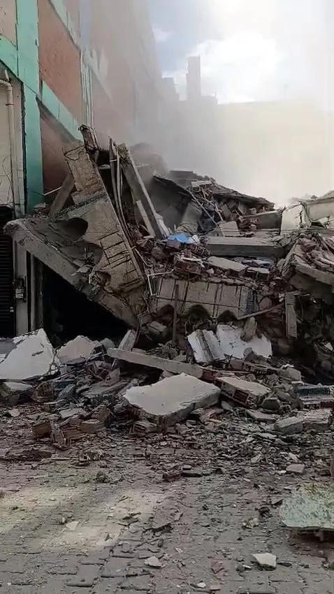 Saniyelerle gelen mucize: Yıkım sırasında çöken bina faciaya davetiye çıkardı