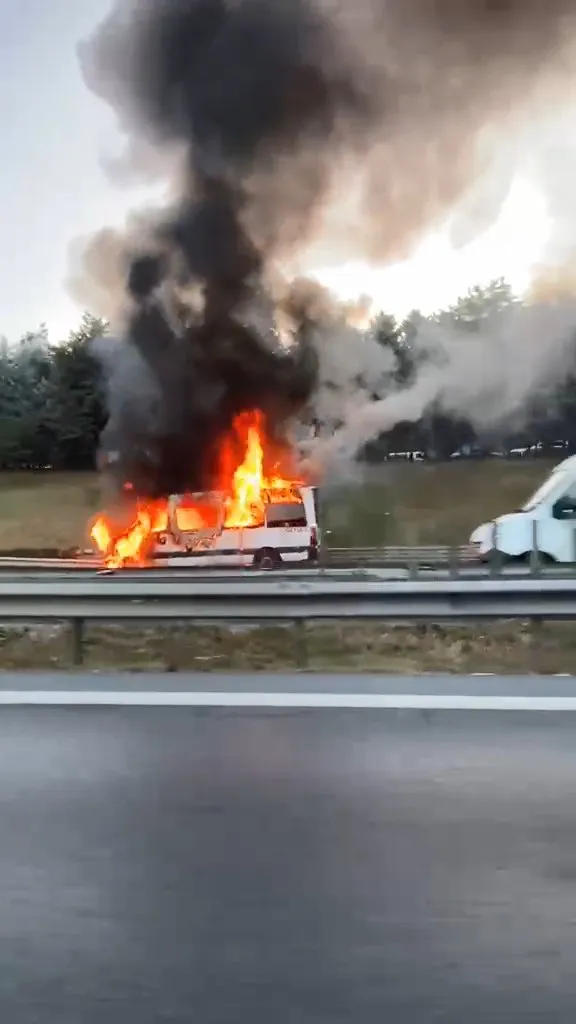 Sabah trafiğinde korku dolu anlar: Servis minibüsü küle döndü