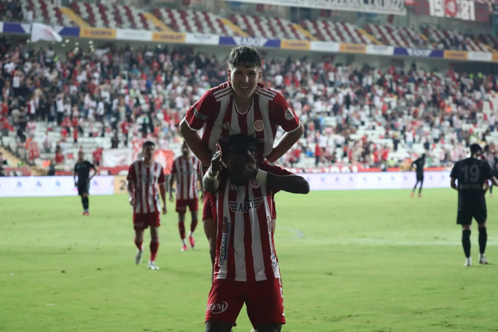Antalya Stadyumu'nda karanlık başlangıç: Antalyaspor sahadan üç golle çıktı