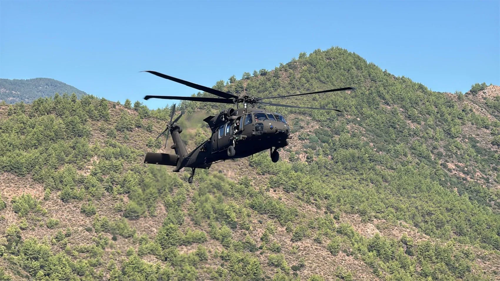 Mavi Vatan'da tarihi an: TCG Anadolu'dan ilk kez dikey kalkış yapıldı