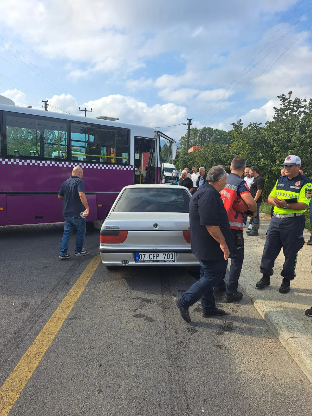 Akyazı yolunda sabah saatlerinde dehşet anları: Otobüs ve otomobil çarpıştı