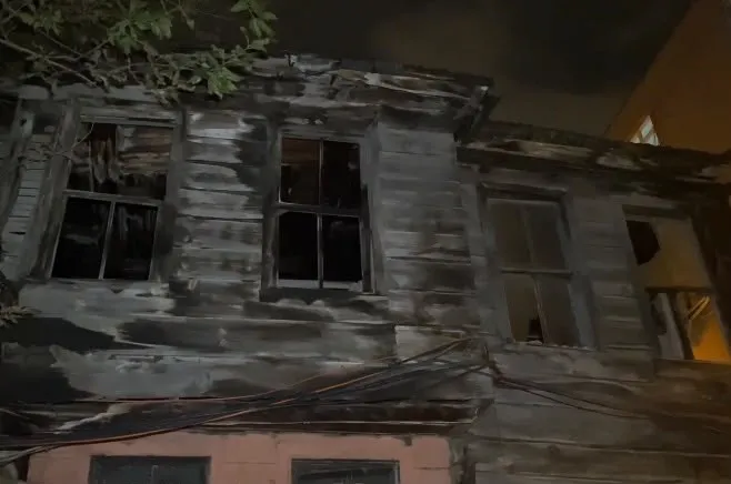 Fatih'te korkutan gece: Yağışın vurduğu metruk binada çökme yaşandı