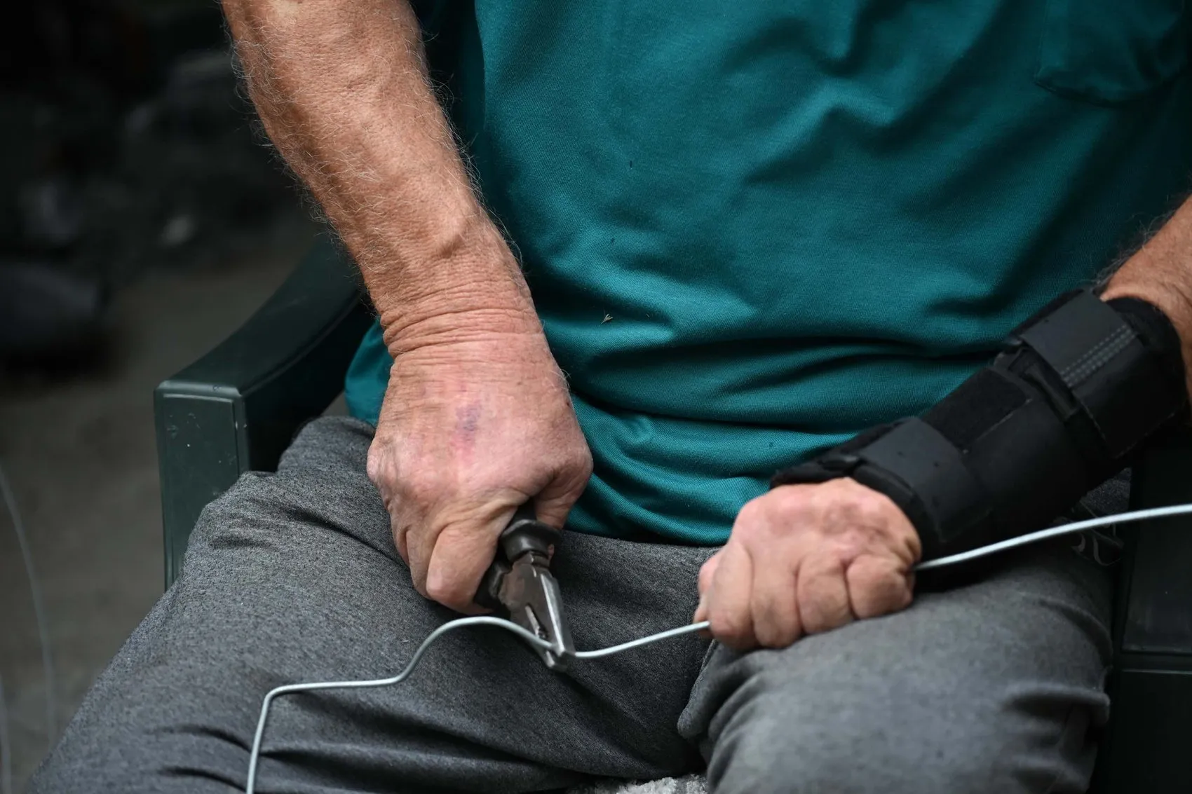 Dijital ekranlara inat: 69 yaşındaki Ali Rıza Dede çocukluk hayallerini telden inşa ediyor