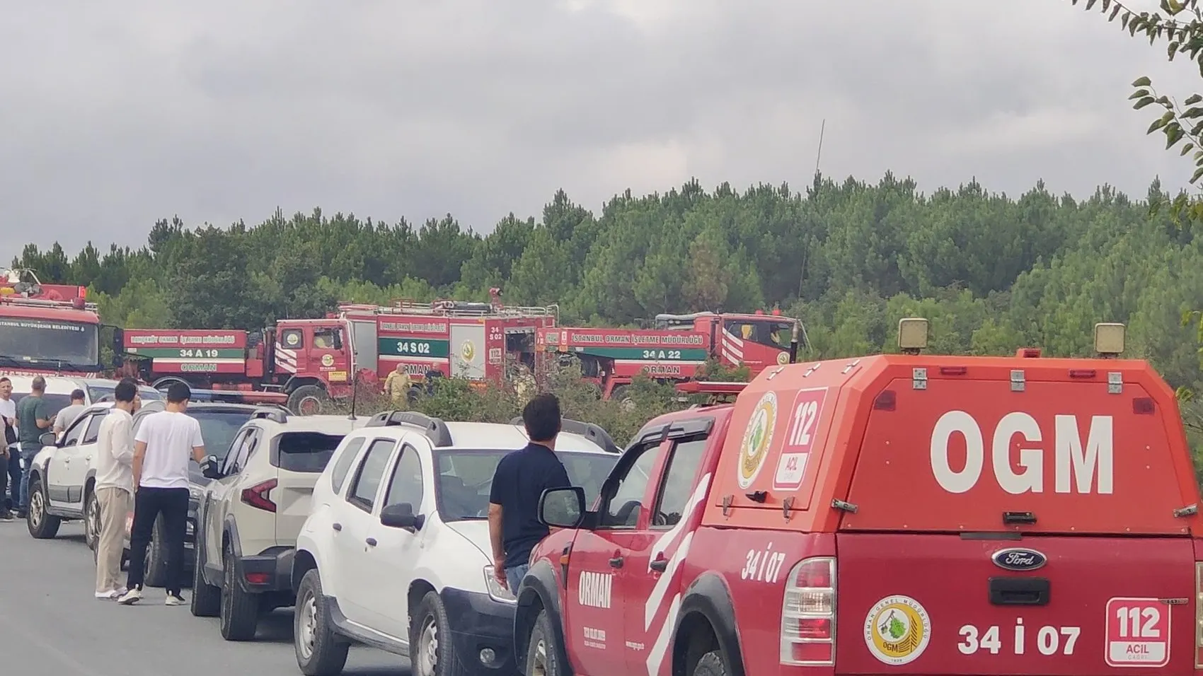 Arnavutköy'de alevler gökyüzüne yükseldi: Ekipler zorlu araziyle mücadele ediyor