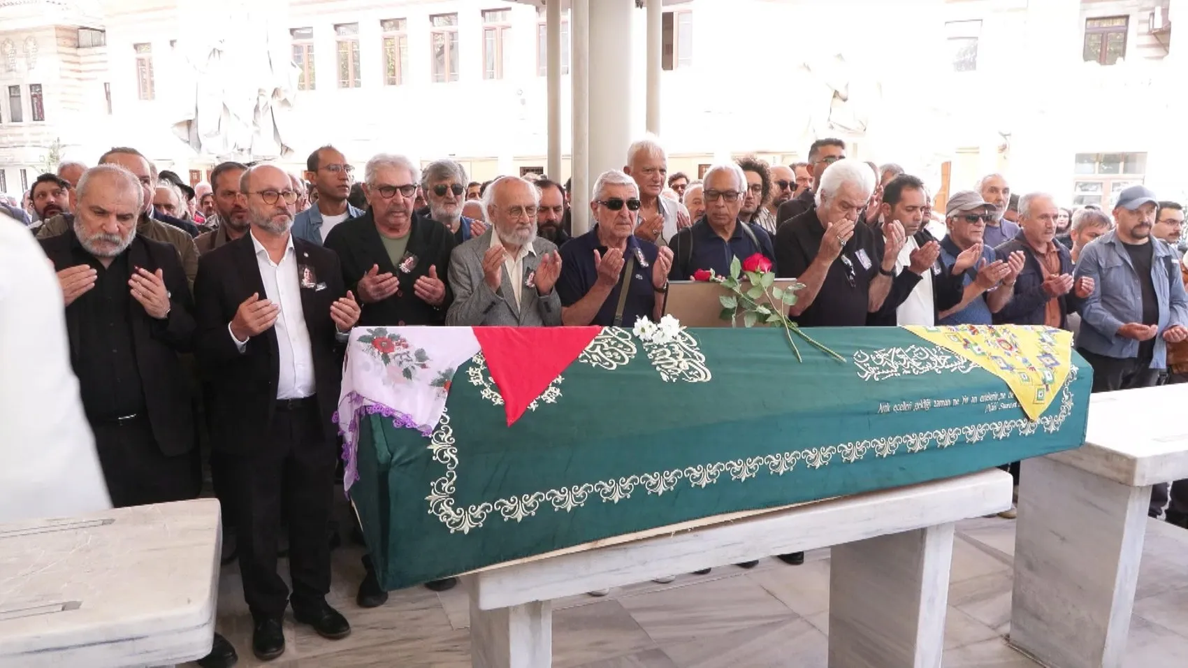 Sanat dünyası Arsen Hala'sını uğurladı: Gülsen Tuncer son yolculuğuna mor çiçekli tülbentiyle çıktı