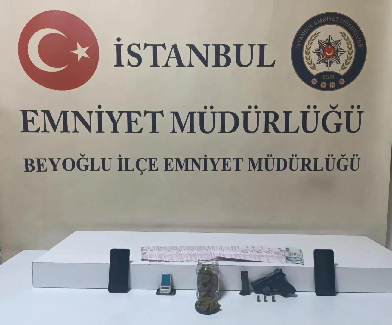 Beyoğlu'nda 31 yıllık firar operasyonla son buldu: Evinden cephanelik çıktı