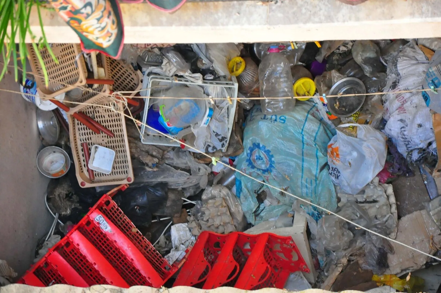 Manisa'da 10 yıllık koku kabusu: Apartman sakinleri maskeyle nefes almaya çalışıyor