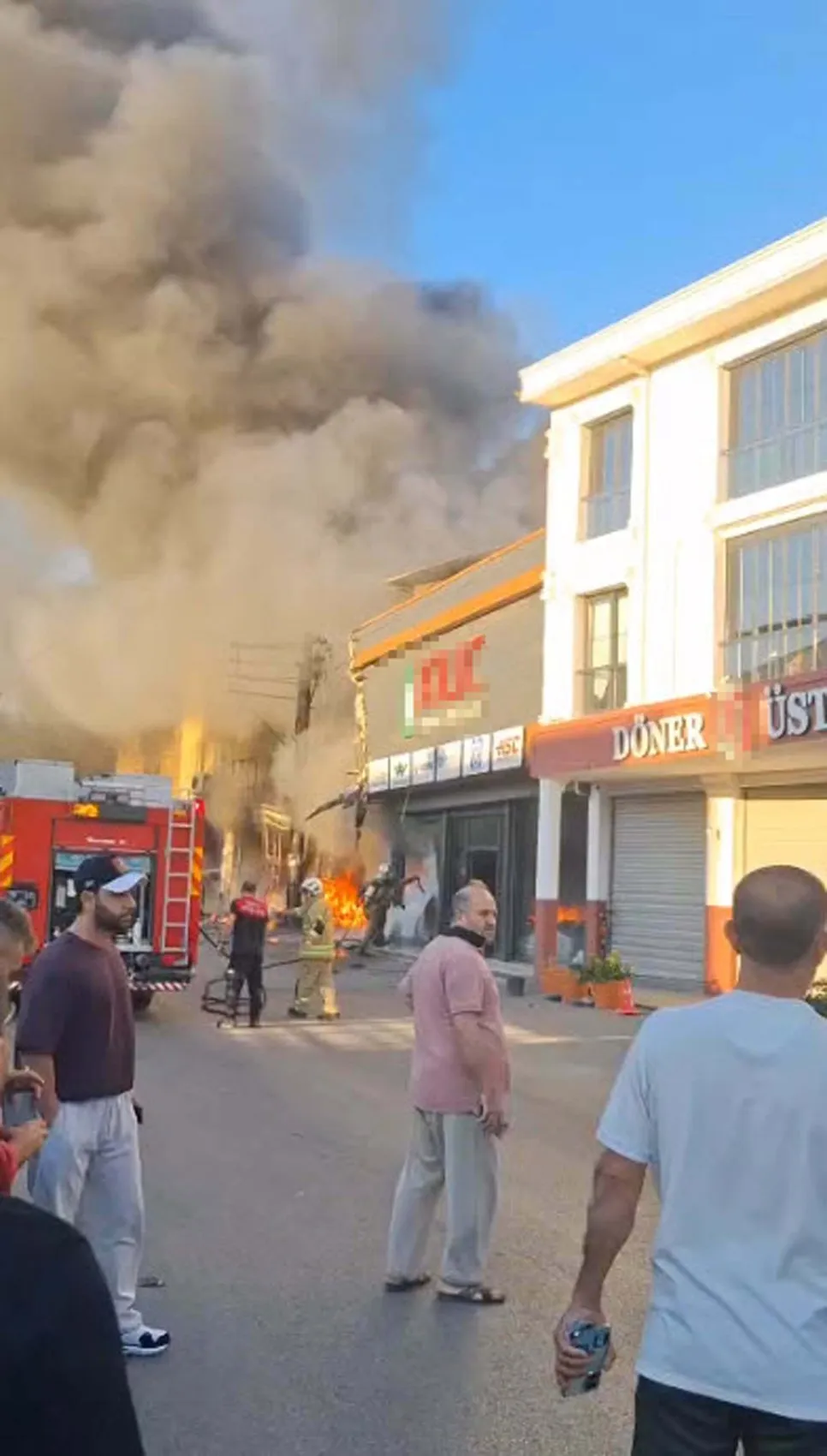 Buca'da sabah dehşeti: Alevler atölyeden eve sıçradı, 4 kişilik aile son anda kurtarıldı