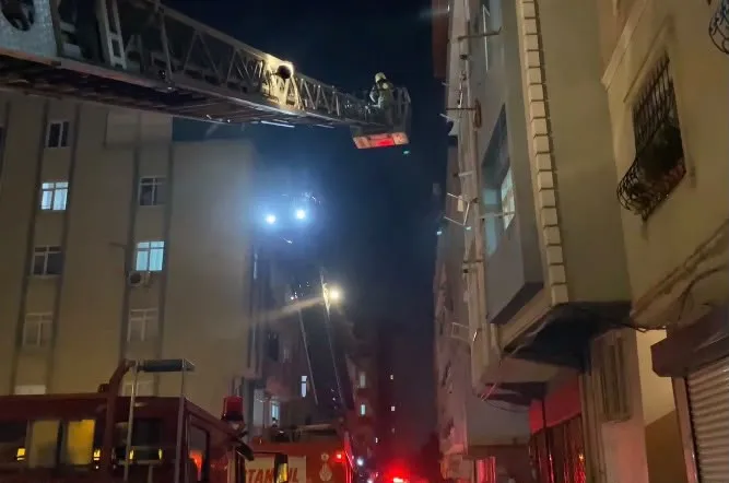 Zeytinburnu'nda geceyi aydınlatan alevler: Beş kişi hastanelik oldu