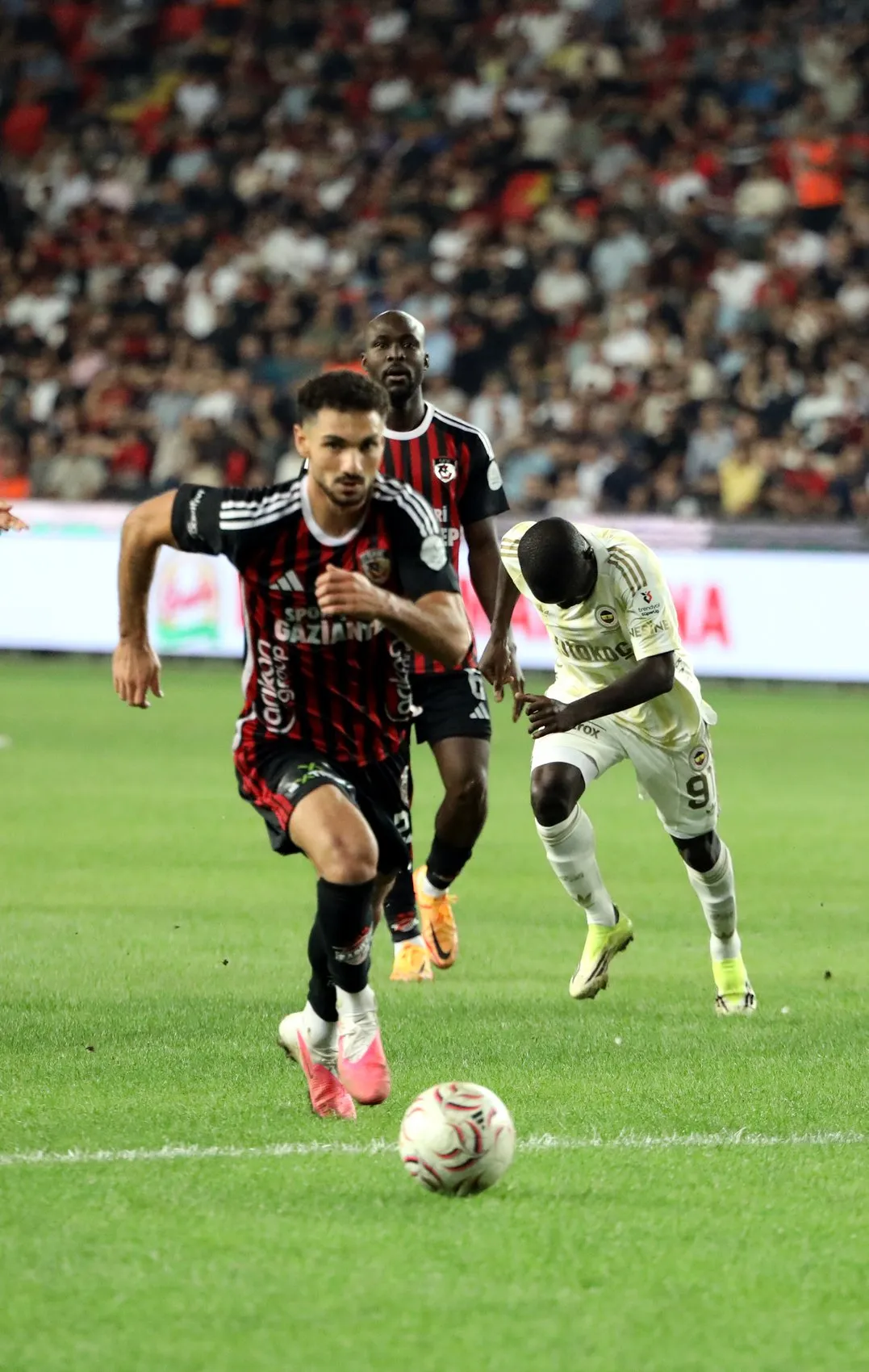 Gaziantep'te nefes kesen düello: Fenerbahçe puanı direklere takıldı