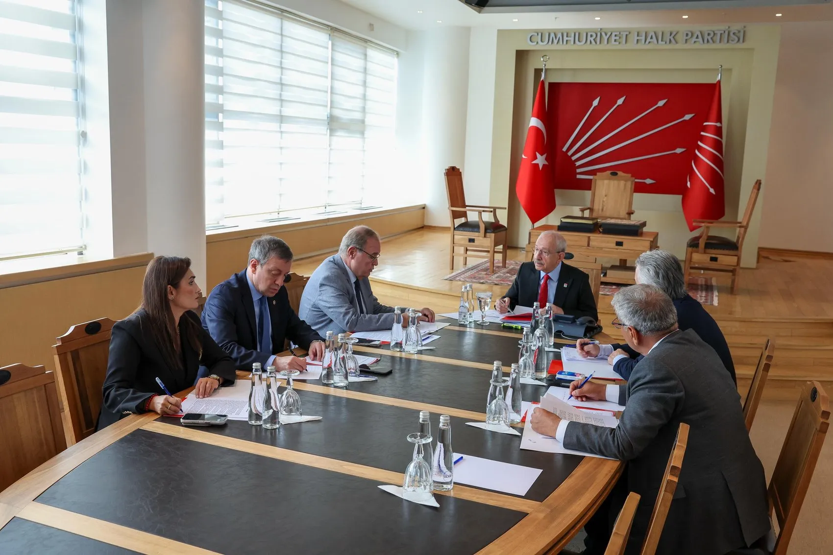 CHP Genel Merkezinde Kritik Ekonomi Zirvesi: Kılıçdaroğlu Kurmaylarıyla Bir Araya Geldi