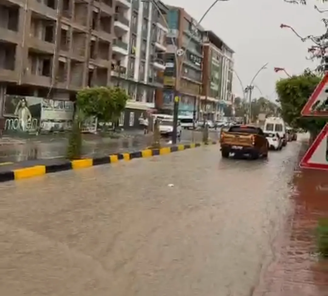 Dörtyol'da kabus dolu anlar: Sular altında kalan araçlardan son anda kurtarıldılar