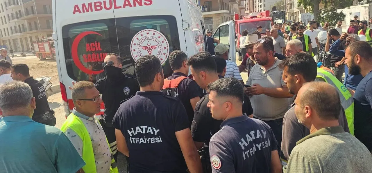 Antakya'da altyapı çalışması kabusa döndü: Toprak altında kalan işçiler için zamanla yarışıldı