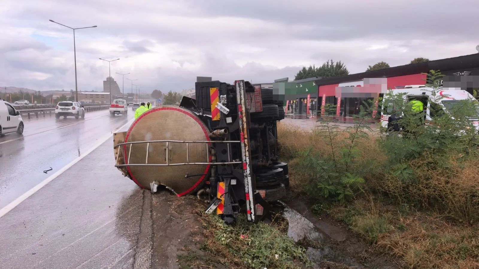 İnegöl girişinde korkutan kaza: Sıvı tuz yüklü tanker kanala uçtu