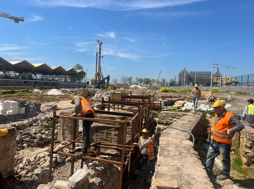 Haydarpaşa Garı'nın Yüzyıllık Sırrı Ortaya Çıktı: Temeldeki Bin Kazıktan Geriye Sadece 200 Tanesi Kaldı