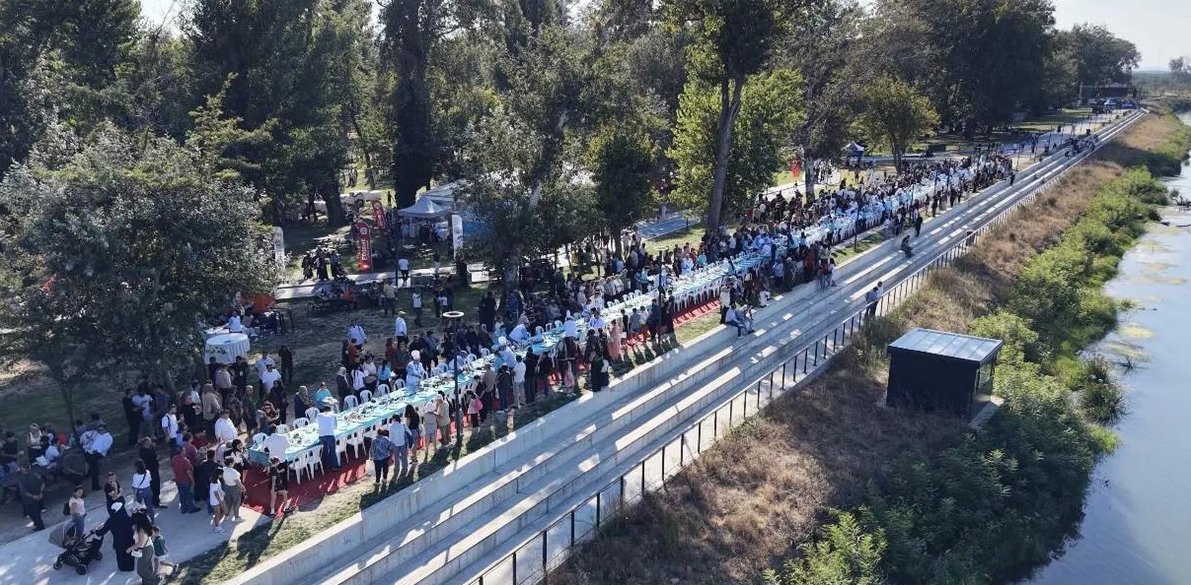 Meriç Nehri kıyısında devasa lezzet şöleni: 150 metrelik sofrada Edirne'nin beyaz altınını taçlandırdılar