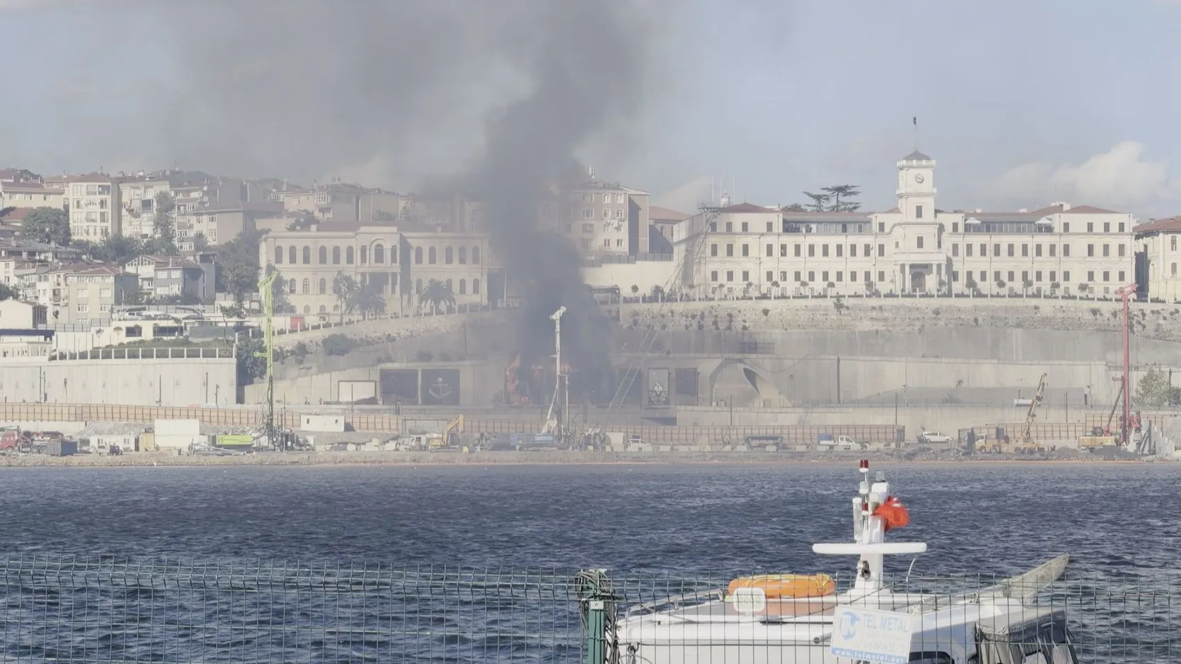 Beyoğlu'nda korkutan yangın: Tünel girişi alevlere teslim oldu