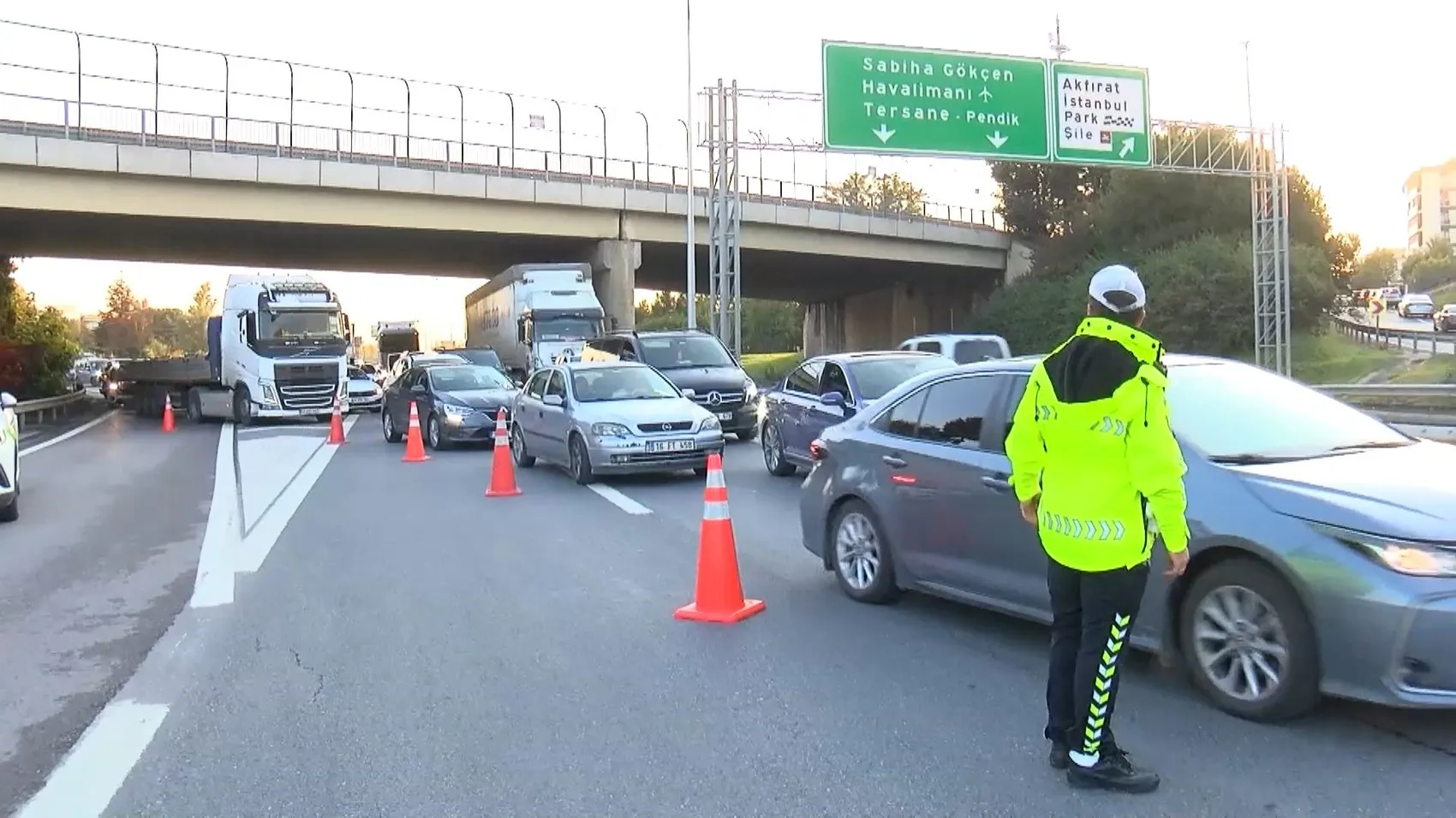 Kurtköy bağlantı yolunda hurda yüklü kamyon devrildi: Trafik felç oldu