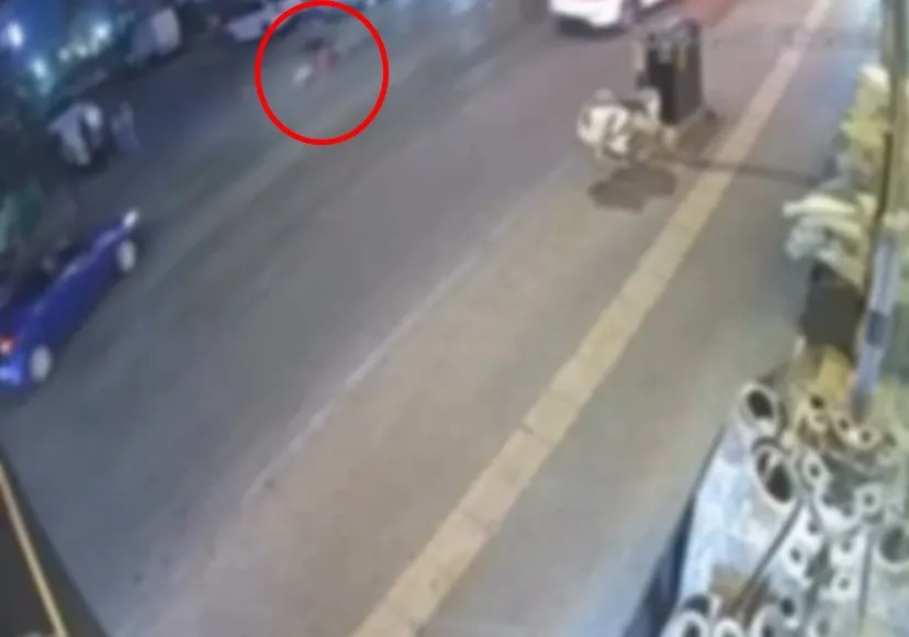 Yıldırım'da kuryenin korku dolu anları: Sürüklenen motosiklet otomobile çarptı