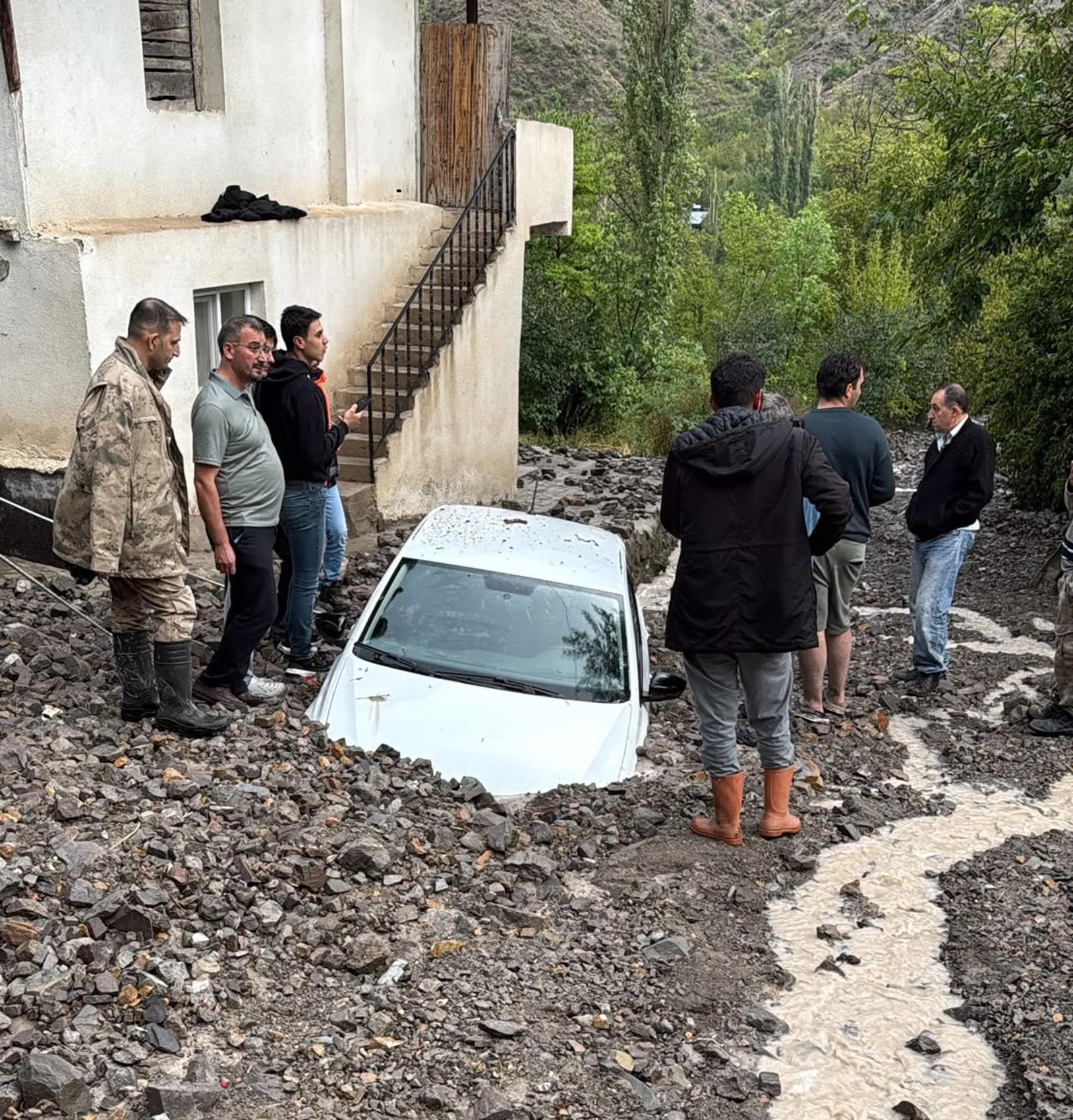 Erzurum'da aniden bastıran sağanak hayatı felç etti: Araçlar sulara gömüldü