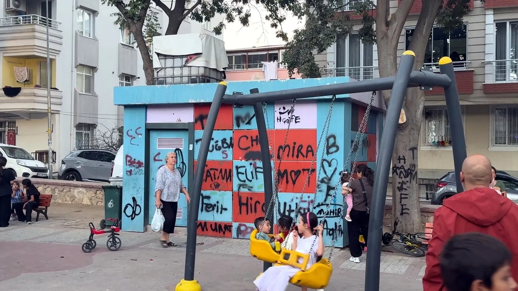 Avcılar'da parkta korku dolu anlar: İki saat boyunca trafonun tepesinde mahsur kaldı