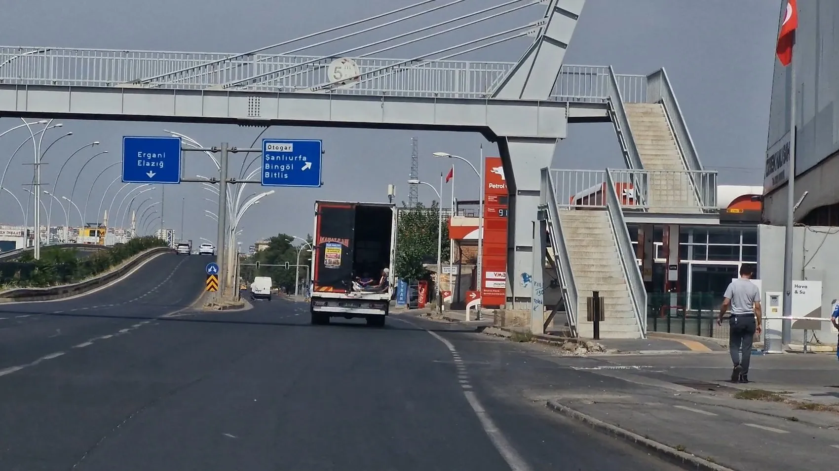 Diyarbakır trafiğinde yürekleri ağza getiren görüntüler: Ölümüne yolculuk kamerada