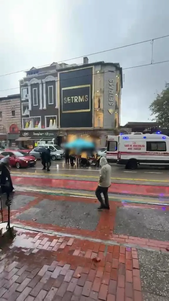 Bursa'da vicdanın fotoğrafı: Kazada yaralanan vatandaşı sağanaktan şemsiyeleriyle korudular