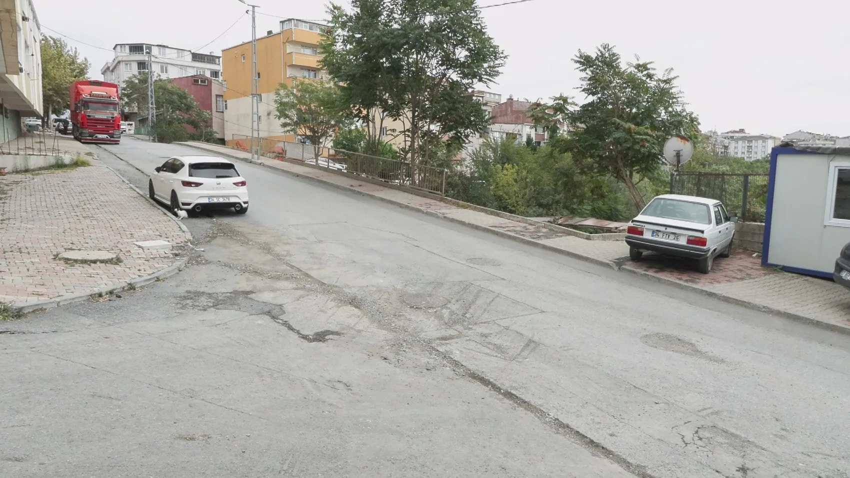 Başakşehir'de dehşet anları: Kızıyla ekmek almaya çıkmıştı, motosikletin hedefi oldu