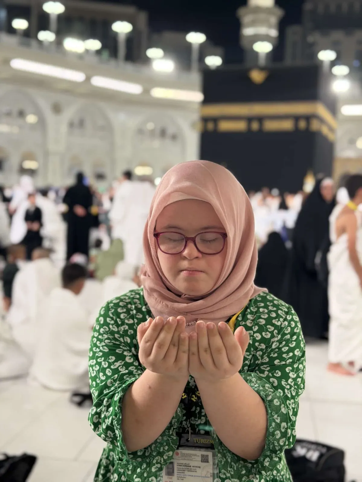 Rüyasında gördüğü Kabe’ye kavuştu: 14 yaşındaki Hüma’nın kutsal yolculuğu