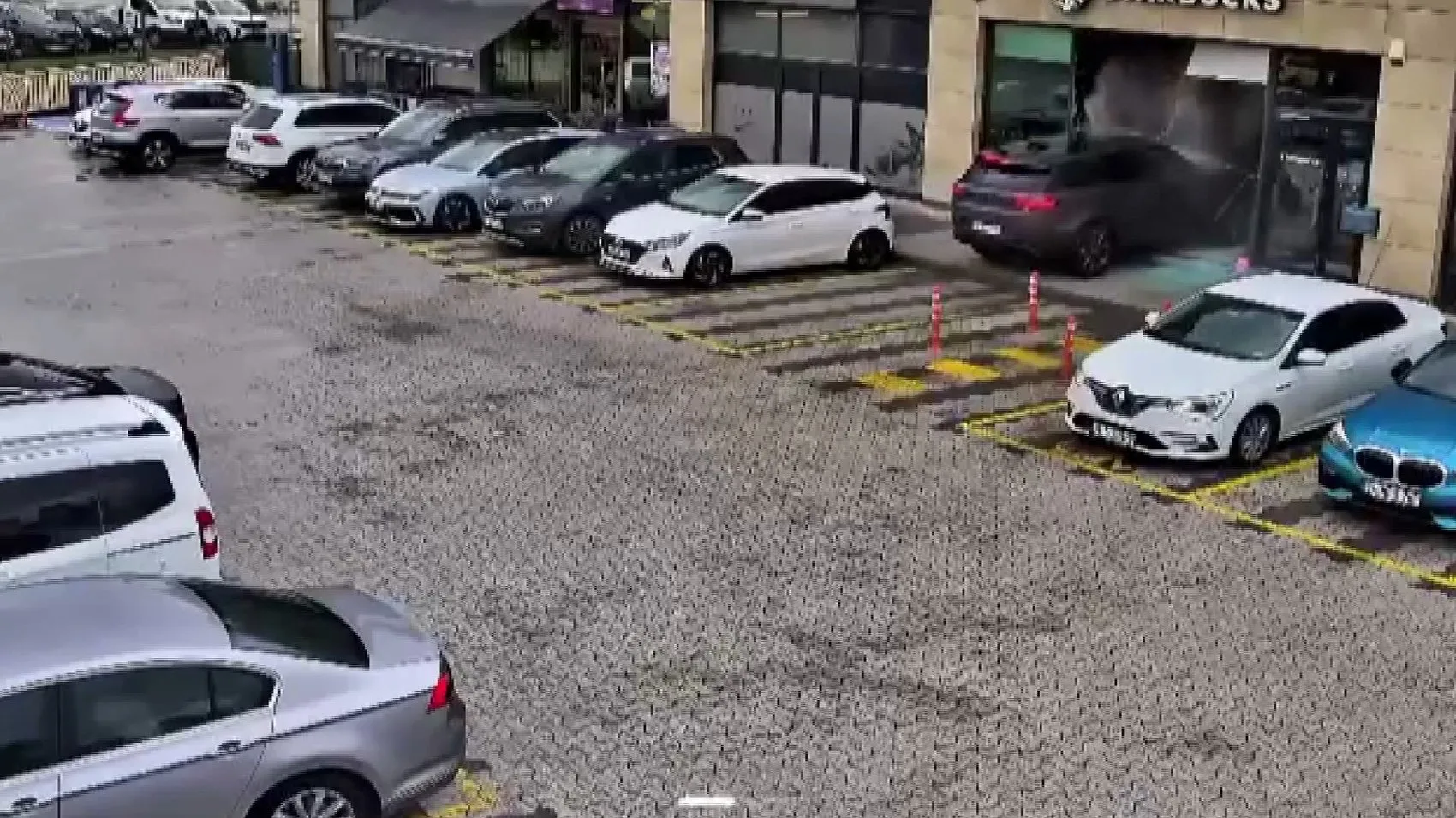 Çekmeköy'de alışveriş merkezinde korku dolu anlar: Kontrolden çıkan cip kafeye daldı