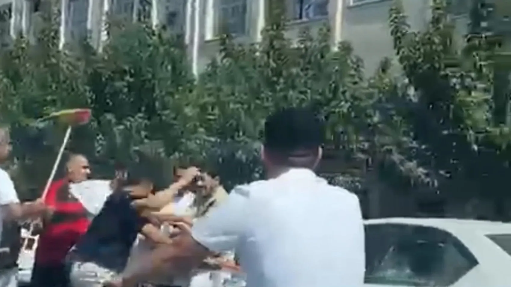 Şanlıurfa'da gündüz vakti dehşet anları: Sokak ortasında taşlı sopalı meydan savaşı