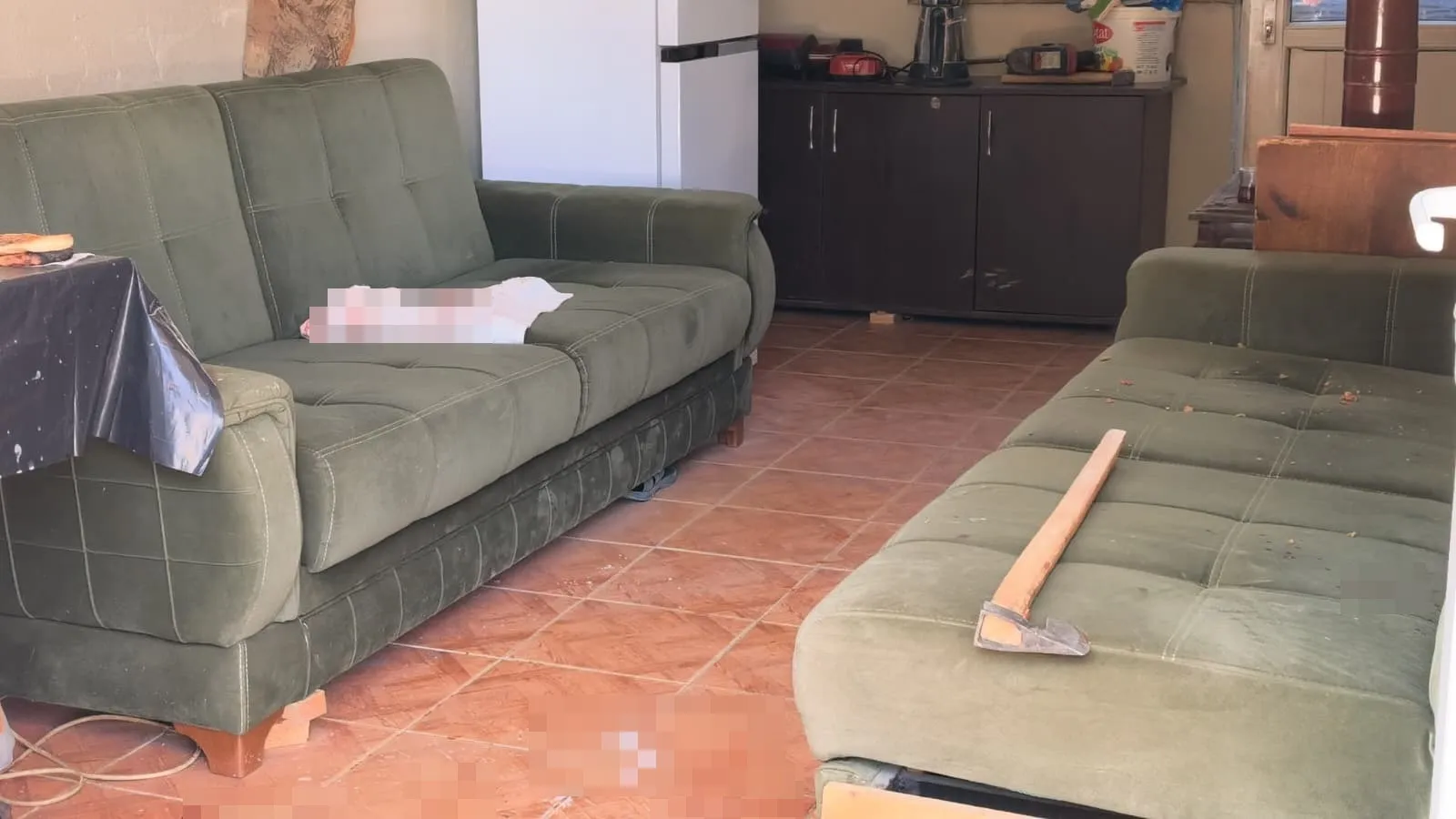 Mezarlıkta dehşet anları: Husumetlisini baltayla ağır yaraladı