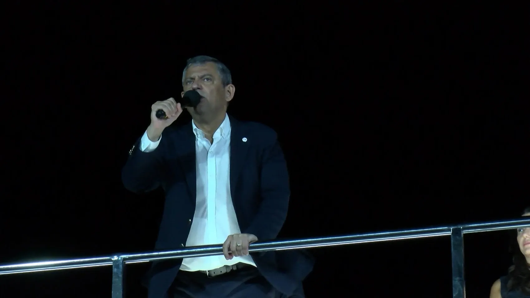 Üsküdar’da adalet nöbeti: Özgür Özel’den tutuklama kararına sert tepki