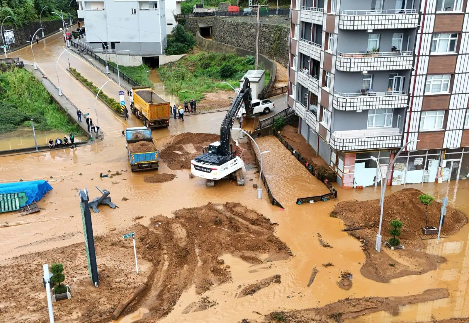 Rize'de kabusu yaşayan esnaf ve vatandaşlar anlattı: Belimize kadar suyun içindeydik