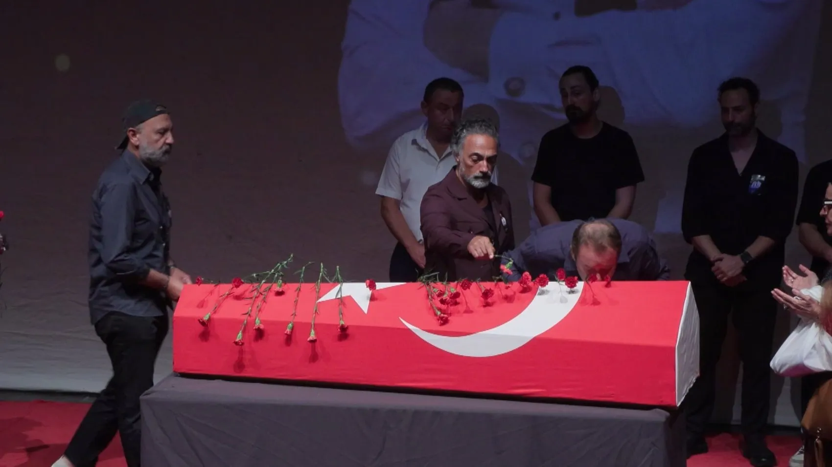 Sahne ışıkları bu kez onun için söndü: Serhat Kılıç dostlarının gözyaşlarıyla uğurlandı