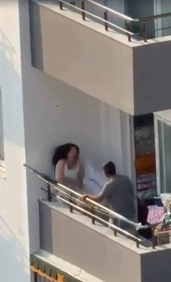 Adana'da dehşet anları: Balkondaki kadına sopalı saldırı kamerada
