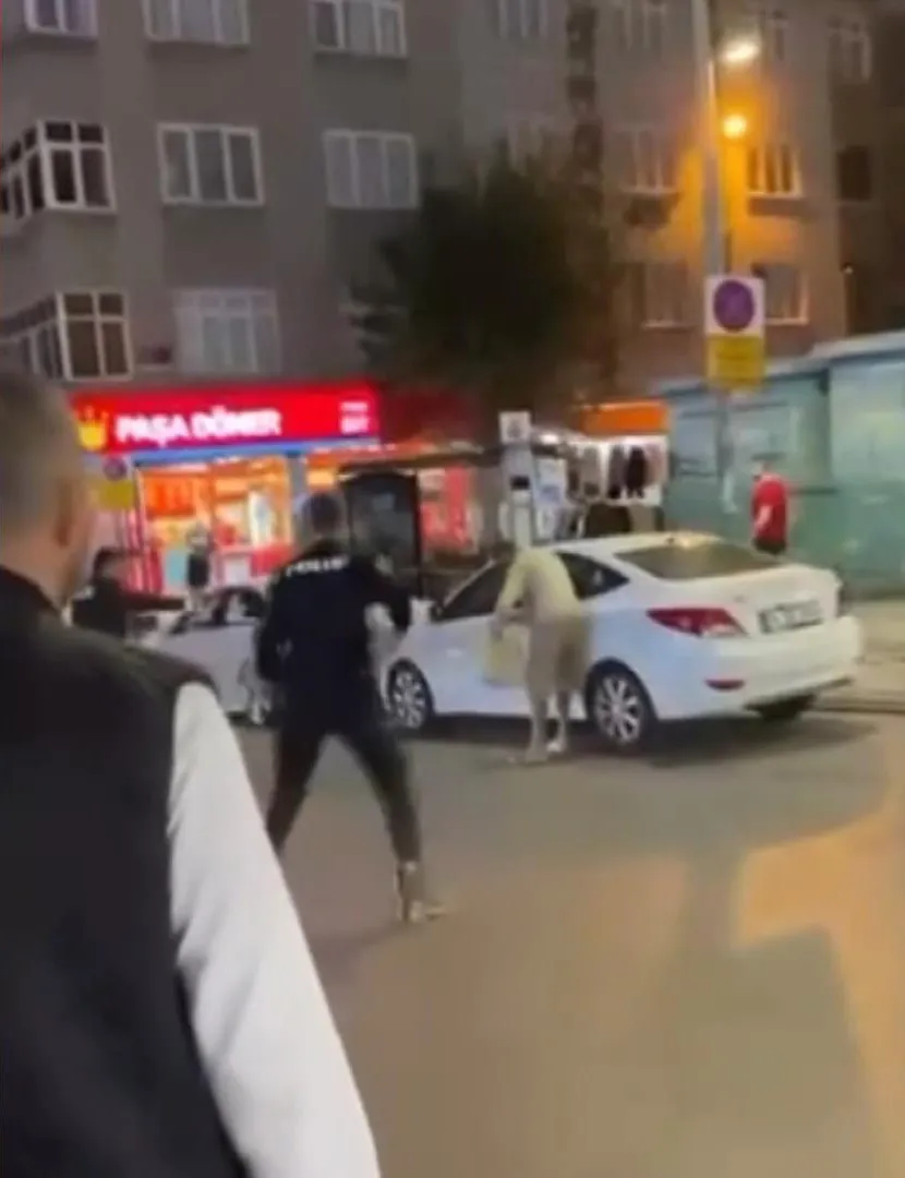 Esenler'de bıçaklı saldırı girişimi: Polis ekiplerine koşan şüpheli bacağından vuruldu