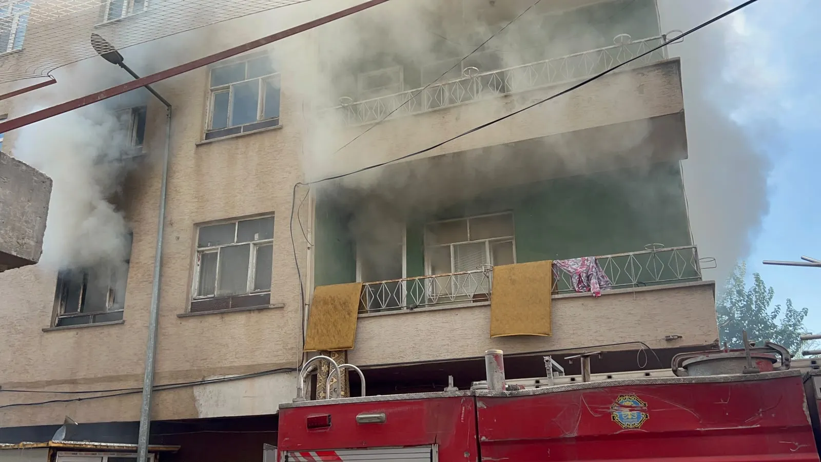 Bismil'de alevlerin arasında kalan kadına konteynerli kurtarma operasyonu