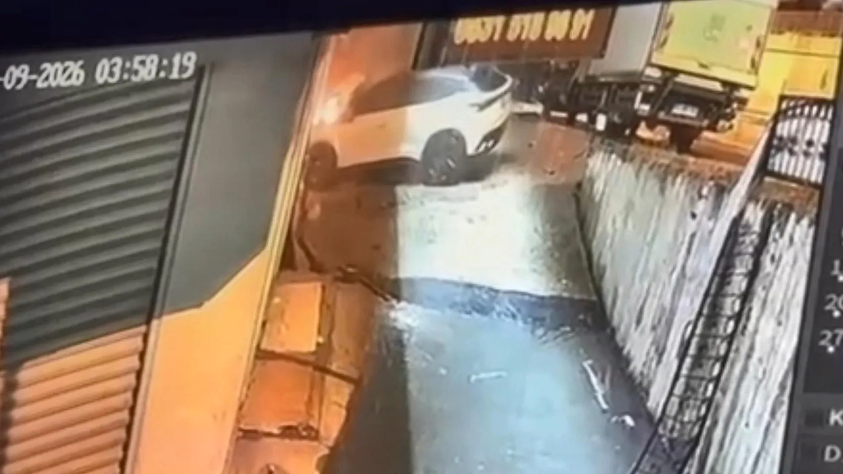 Beylikdüzü'nde gece yarısı dehşeti: Kontrolden çıkan araç dükkana daldı