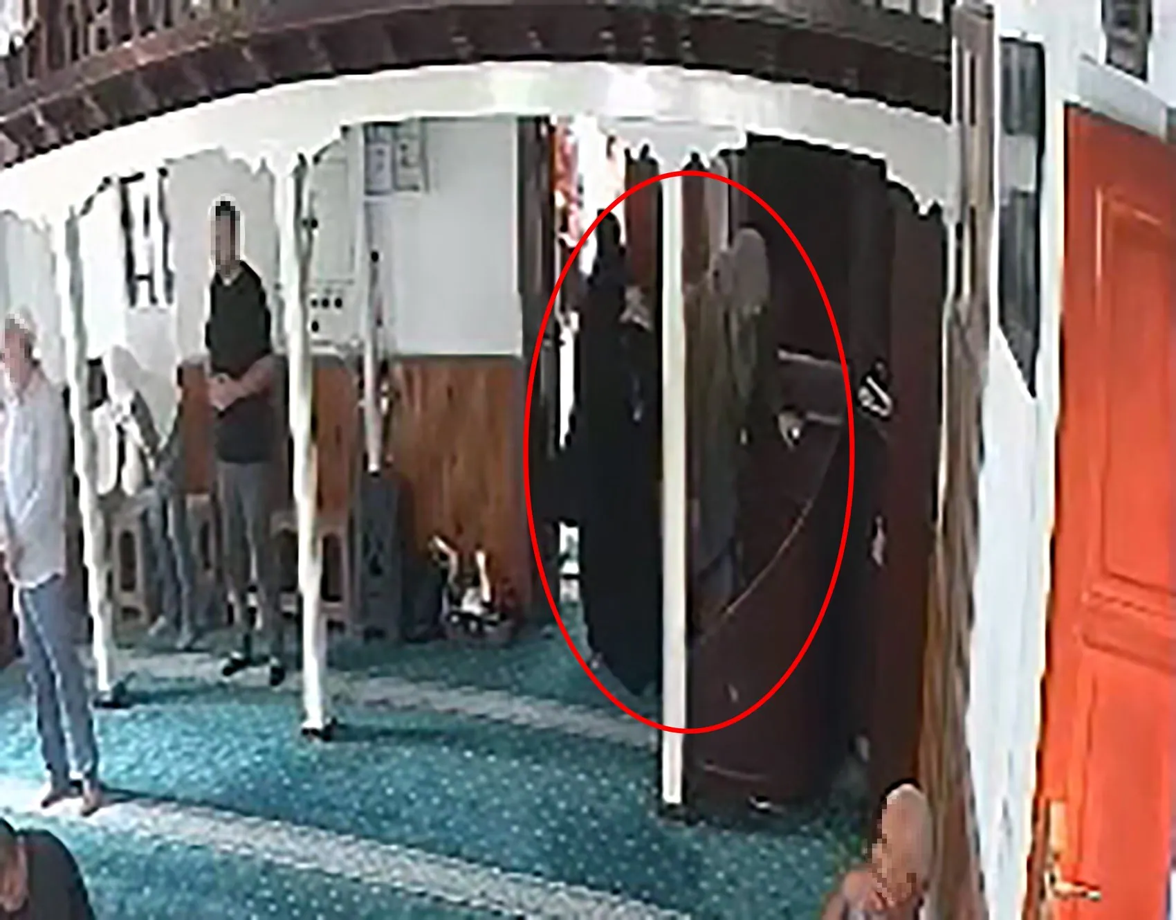 İbadethanede soğukkanlı hırsızlık: Kuyumcudan çıkan kadını adım adım takip ettiler