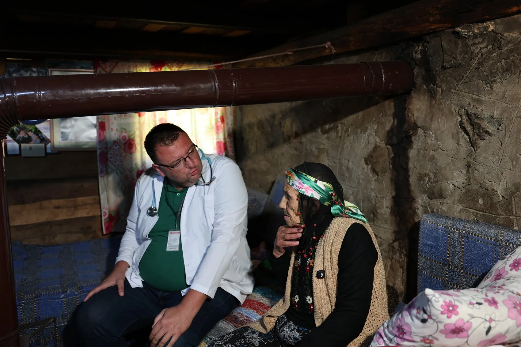Ayder'in asırlık çınarı için seferberlik: 109 yaşındaki Sabriye teyzenin imdadına sağlık ekipleri yetişti