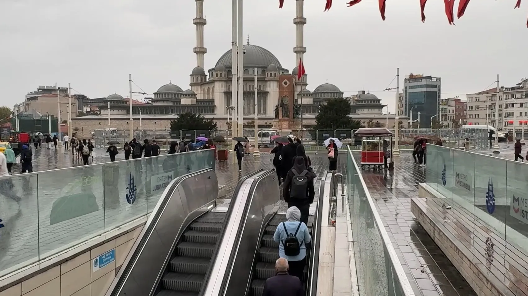 İstanbul'da mevsim geçişi sert yaşandı: Şemsiyeler açıldı, montlar dolaptan çıktı