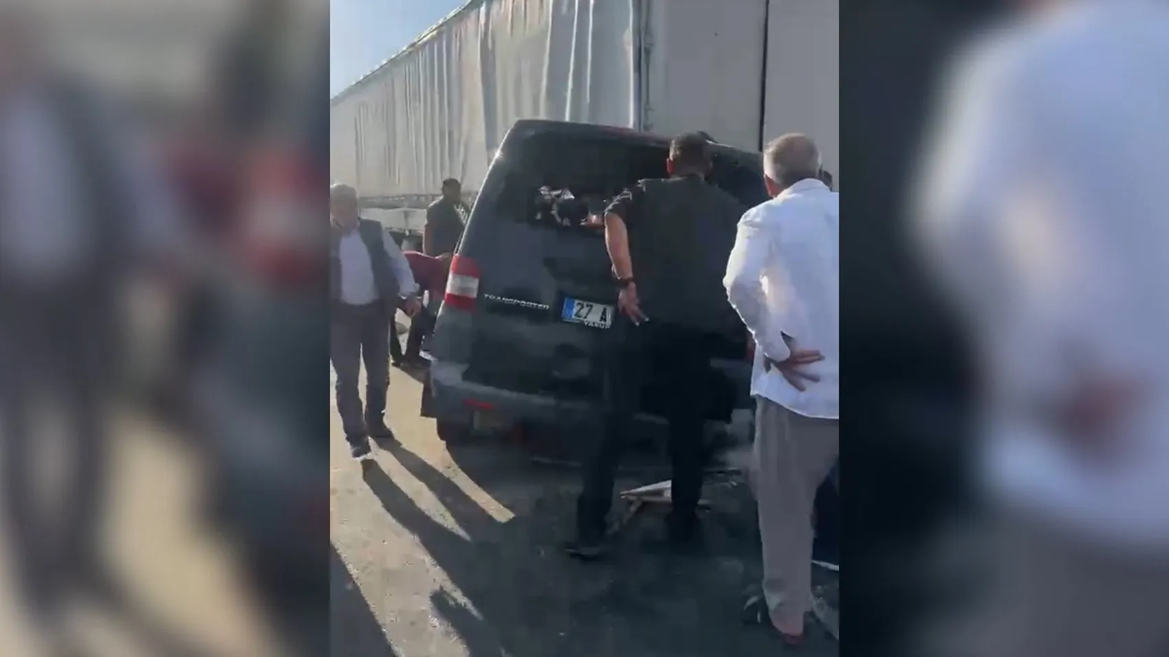 Suruç yolunda acı bilanço: Minibüs TIR'a çarptı, iki kişi hayatını kaybetti