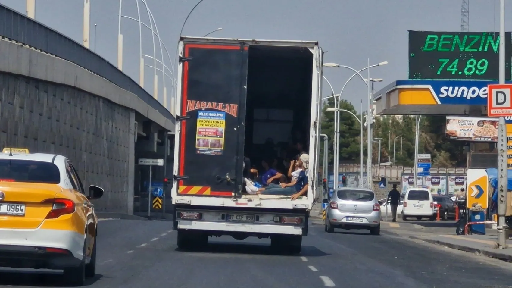 Diyarbakır trafiğinde yürekleri ağza getiren görüntüler: Ölümüne yolculuk kamerada