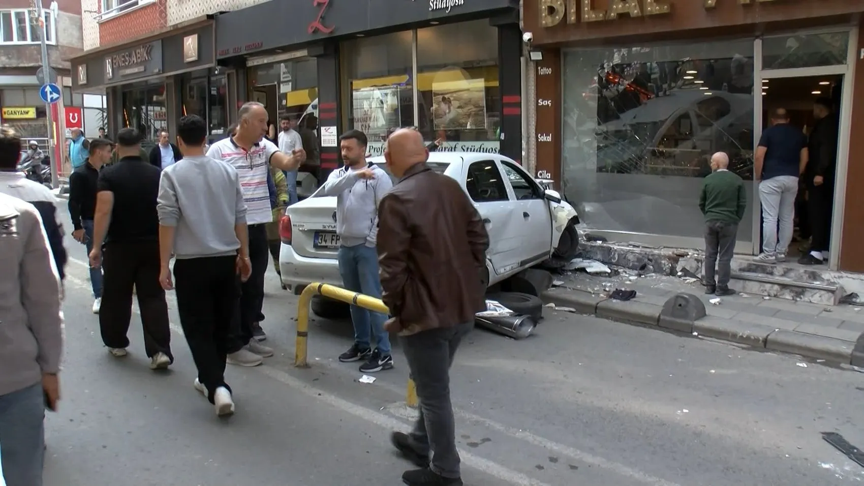 Bayrampaşa'da dehşet anları: Kontrolden çıkan araç berber dükkanına daldı