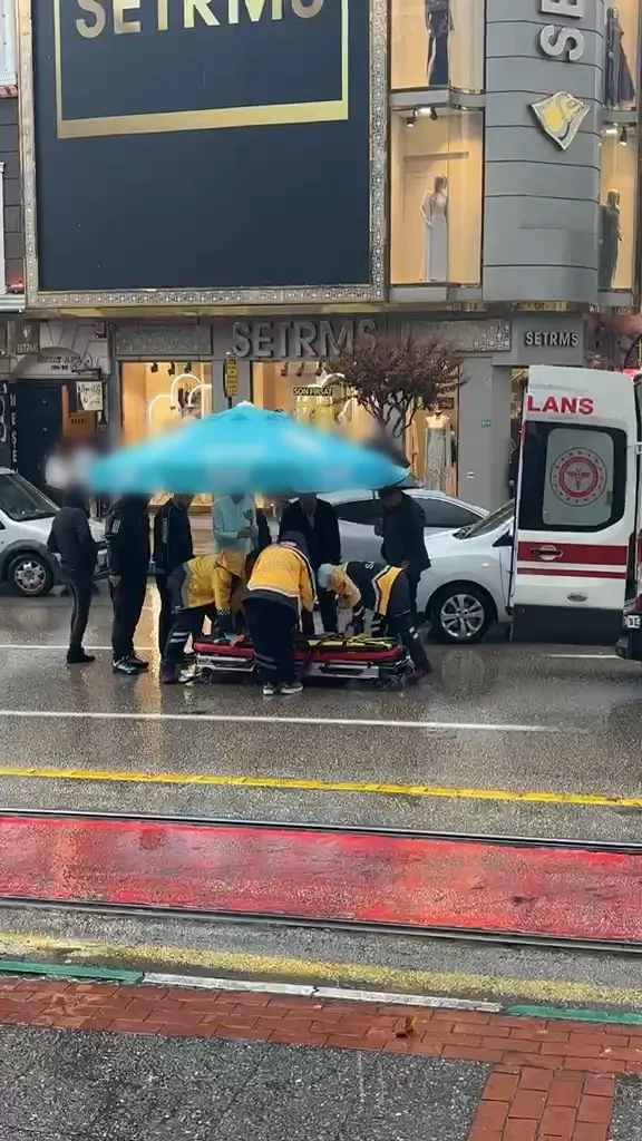 Bursa'da vicdanın fotoğrafı: Kazada yaralanan vatandaşı sağanaktan şemsiyeleriyle korudular