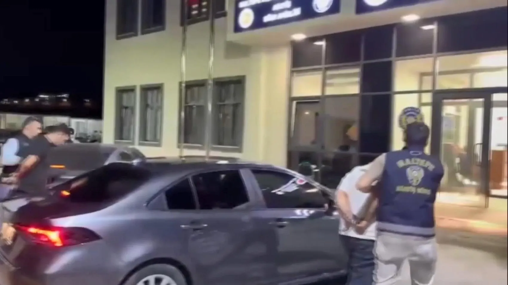 İstanbul'da uyuşturucu trafiğine 'zula' engeli: İki araçla kurdukları düzen bozuldu