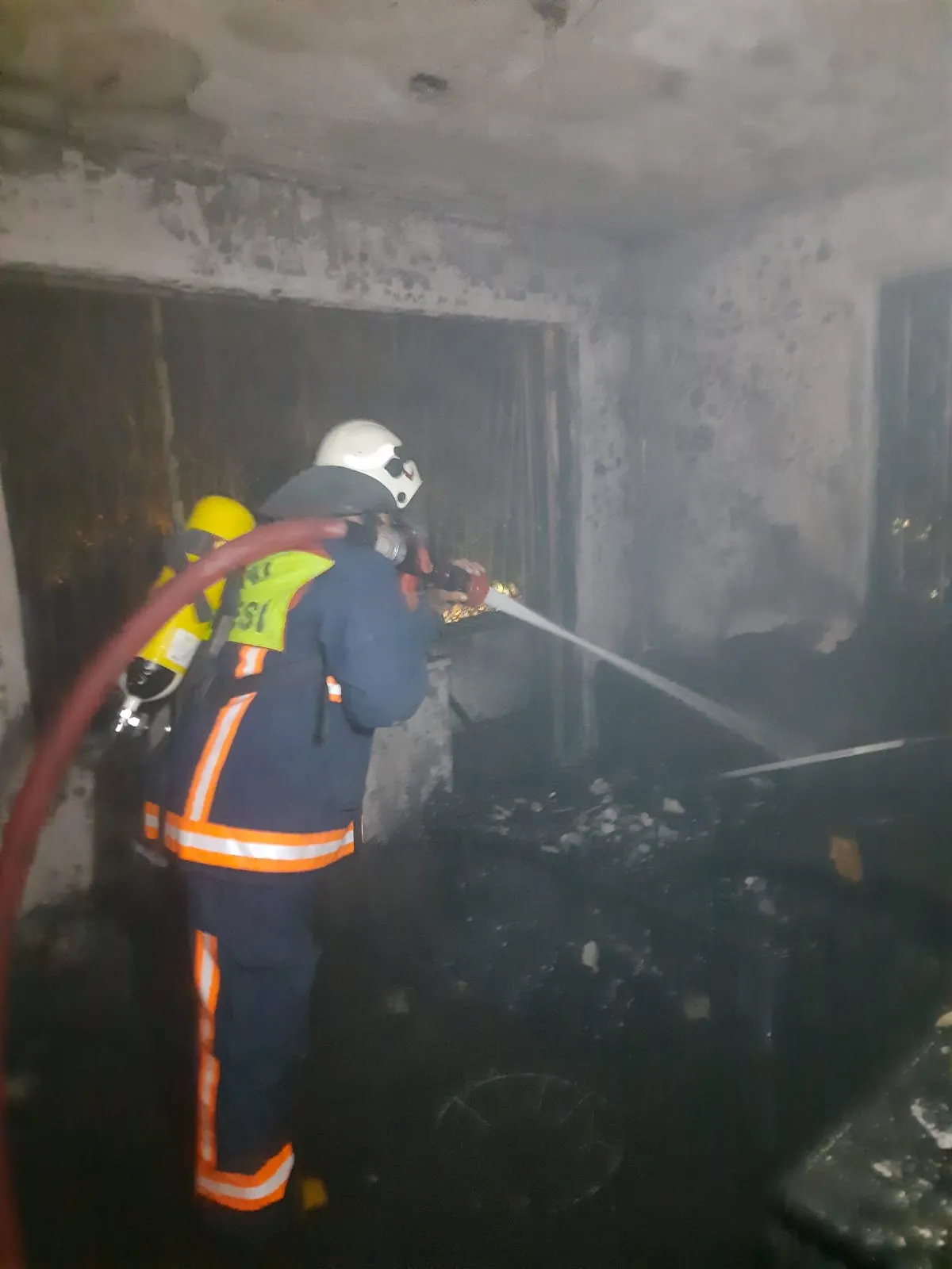 Besni'de gece yarısı dehşeti: İki katlı ev küle döndü